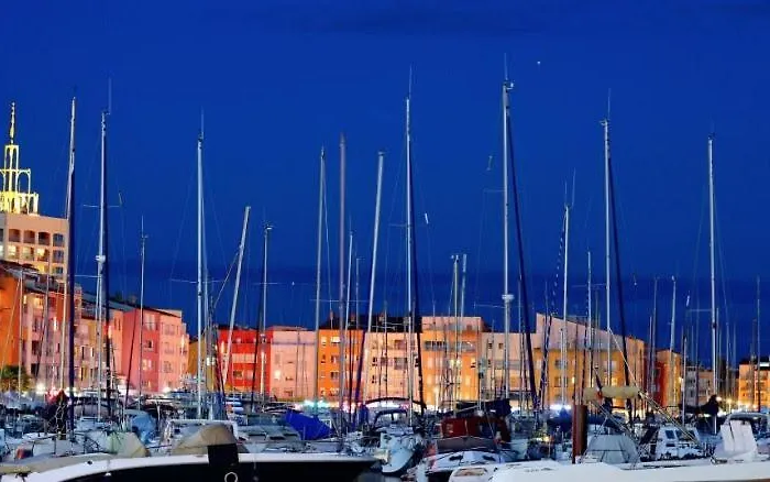 Apartment Magnifique Neuf 6 Pers Climatise Grande Terrasse Amenagee Agde